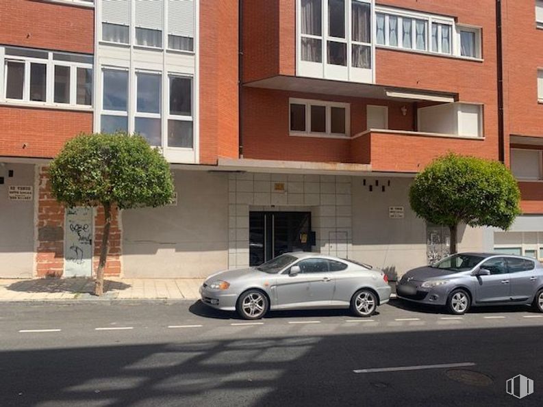 Retail for sale at Calle Agustín Rodríguez Sahagún, Ávila, 05003 with car, window, plant, building, automotive parking light, wheel, land vehicle, tire, vehicle and property around