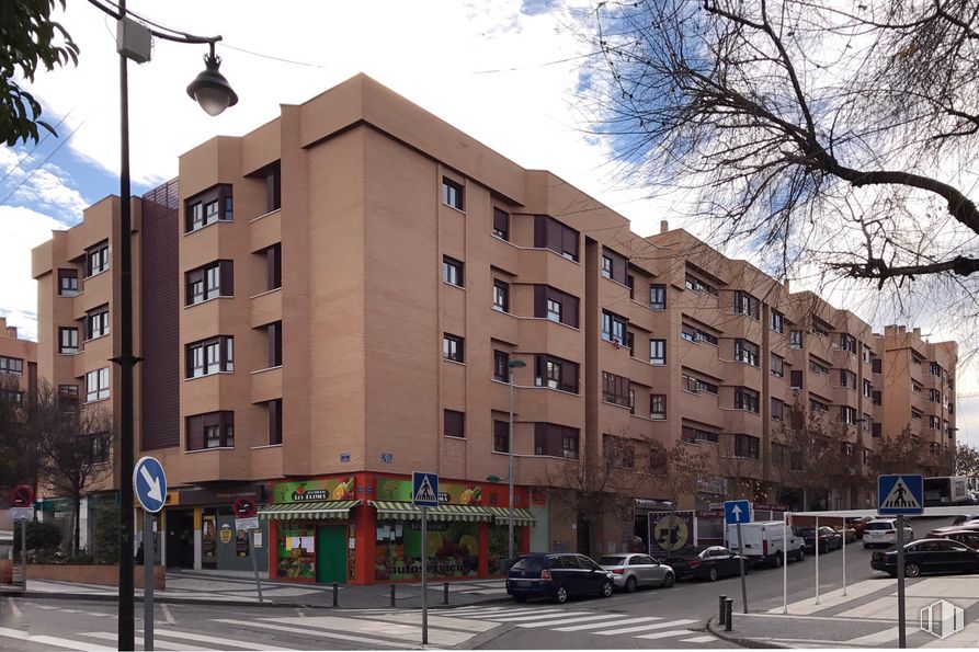 Local en venta en Avenida Ejército, 17, Arganda del Rey, Madrid, 28500 con coche, edificio, cielo, rueda, nube, día, ventana, neumático, luz de la calle y árbol alrededor