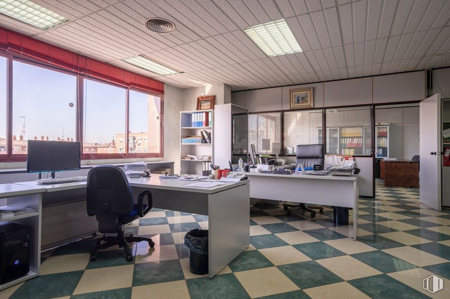 Oficina en venta en Zona Noroeste, Torrejón de Ardoz, Madrid, 28850 con silla, monitor de computadora, mesa, escritorio, lámpara, mueble, propiedad, edificio, silla de oficina, diseño de interiores, ventana, piso y suelo alrededor