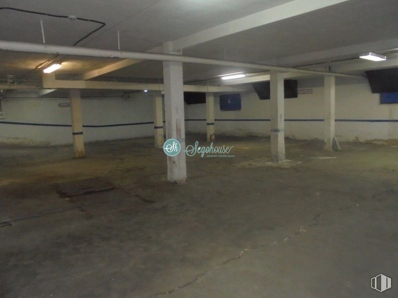 Retail for sale at Zona Obispo Quesada, Segovia, 40006 with property, building, lighting, floor, flooring, house, wall, parking, hall and wood around