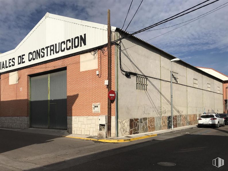 Nave en alquiler en Calle Cervantes, Yuncos, Toledo, 45210 con coche, edificio, ventana, nube, cielo, neumático, asfalto, zona residencial, casa y vehículo alrededor