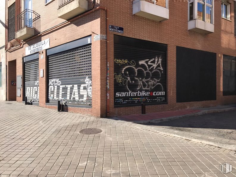 Retail for sale & for rent at Calle Sebastián Álvaro, 8, La Latina, Madrid, 28024 with building, window, road surface, wood, brickwork, asphalt, brick, sidewalk, wall and art around