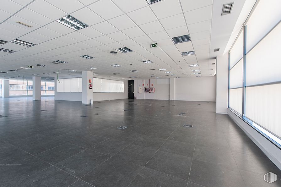 Office for rent at Edificio Data, Calle Sepúlveda, 17, Alcobendas, Madrid, 28100 with building, fixture, interior design, flooring, hall, floor, material property, glass, ceiling and space around