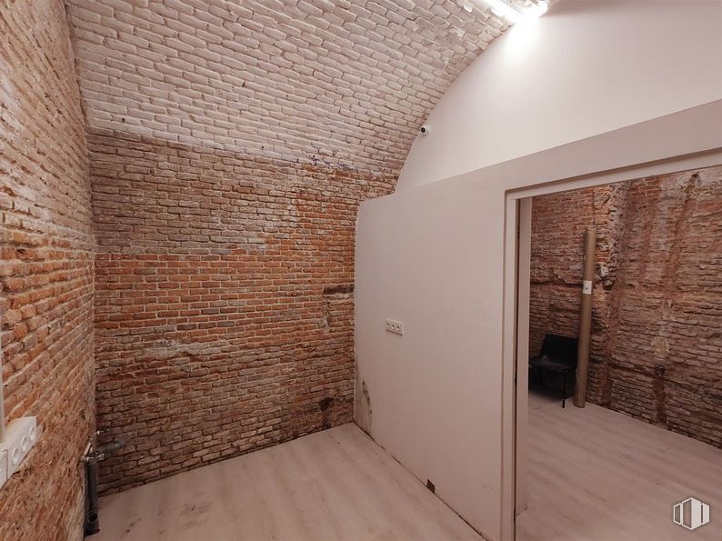 Local en alquiler y venta en Calle Amor de Dios, Centro, Madrid, 28014 con mueble, marrón, madera, albañilería, edificio, ladrillo, suelos, suelo, material de construcción y madera dura alrededor