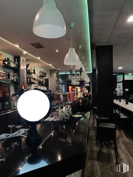 Retail for rent at Avenida Fuenlabrada, Leganés, Madrid, 28912 with lighting, chair, property, building, light, barware, interior design, ceiling, glass and retail around