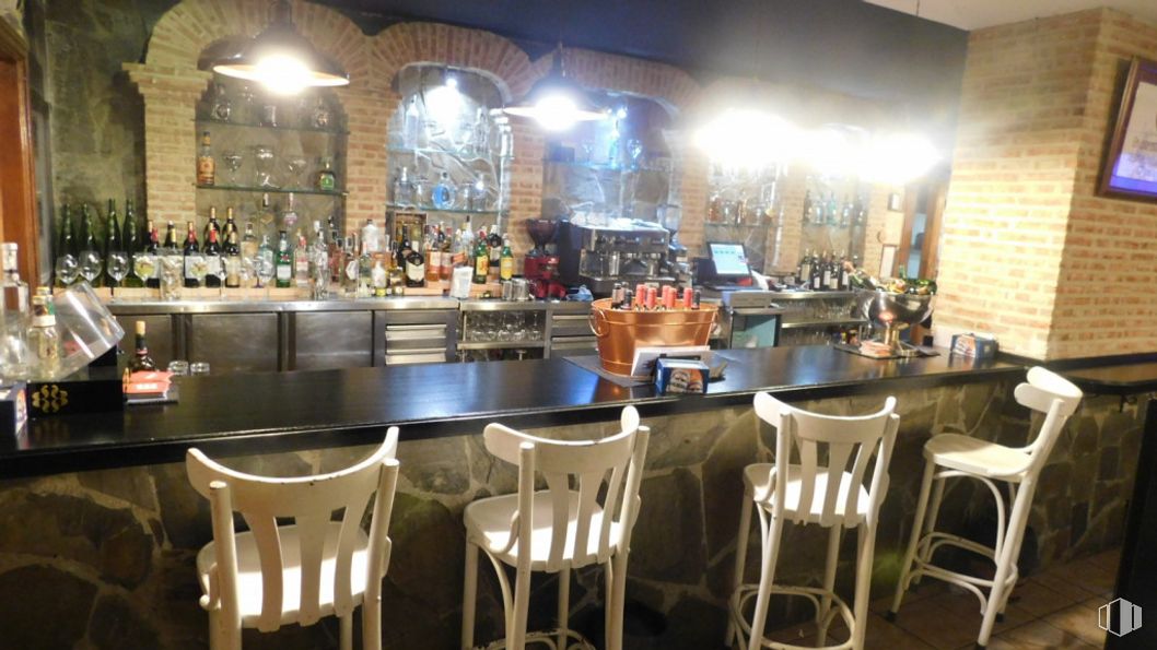 Local en venta en Calle Gainza, Usera, Madrid, 28041 con silla, mueble, mesa, alumbrado, establecimiento de bebidas, interiorismo, barware, evento, suelos y salón de actos alrededor