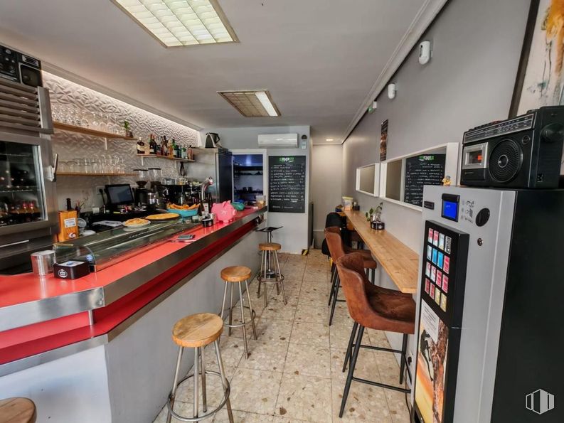 Retail for rent at Calle Tembleque, La Latina, Madrid, 28024 with stool, refrigerator, interior design, restaurant, countertop, bar, bar stool, fast food restaurant, light fixture and pub around