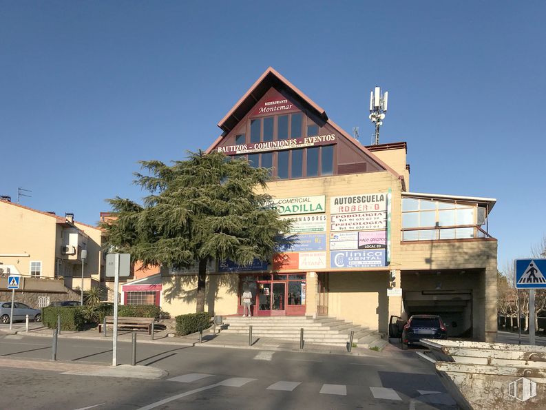 Retail for sale at Centro Comercial El Zoco, Boadilla del Monte, Madrid, 28660 with building, sky, plant, window, tree, residential area, road surface, facade, city and commercial building around