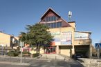 Retail for sale at Centro Comercial El Zoco, Boadilla del Monte, Madrid, 28660 with building, sky, plant, window, tree, residential area, road surface, facade, city and commercial building around