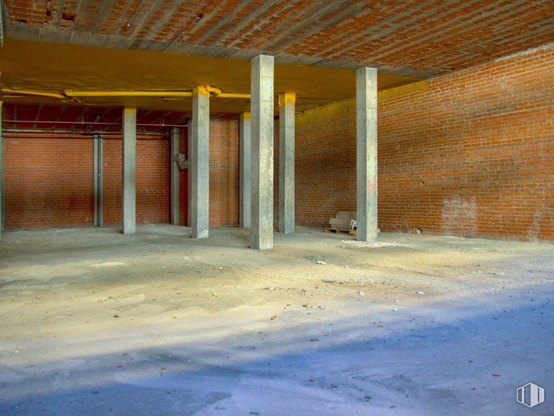 Retail for sale at Avenida Europa, Valdemoro, Madrid, 28341 with blue, wood, floor, flooring, composite material, tints and shades, gas, concrete, road surface and brick around