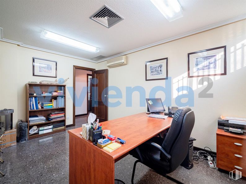 Oficina en venta en Calle Almansa, Moncloa - Aravaca, Madrid, 28040 con estantería, silla, escritorio, marco, lámpara, pantalla de ordenador, alumbrado, mesa, mueble y propiedad alrededor