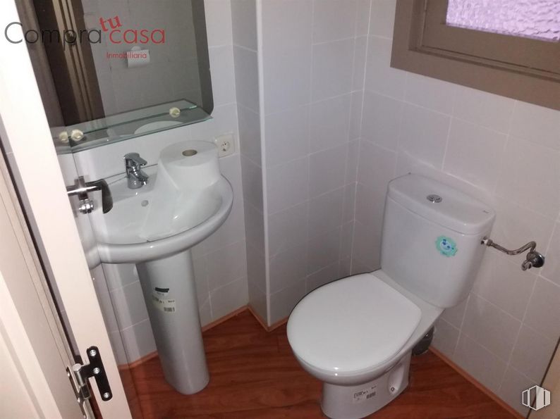 Oficina en alquiler en Avenida Acueducto, Segovia, 40001 con inodoro, fregadero, espejo, propiedad, lavabo, grifo, blanco, accesorios de fontanería, morado y asiento del inodoro alrededor