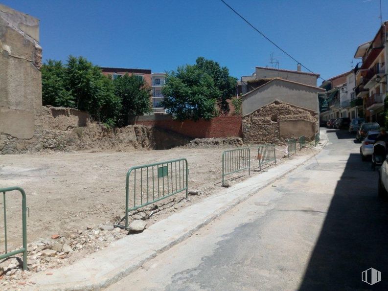 Land for sale at Avenida Constitución, 42, Cebreros, Ávila, 05260 with property, building, sky, infrastructure, house, road surface, fence, tree, asphalt and land lot around