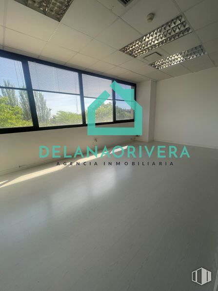 Oficina en alquiler en La Marazuela, Las Rozas de Madrid, Madrid, 28230 con alumbrado, ventana, accesorio, fuente, edificio, sombra, tintes y tonos, techo, exterior automotriz y vidrio alrededor