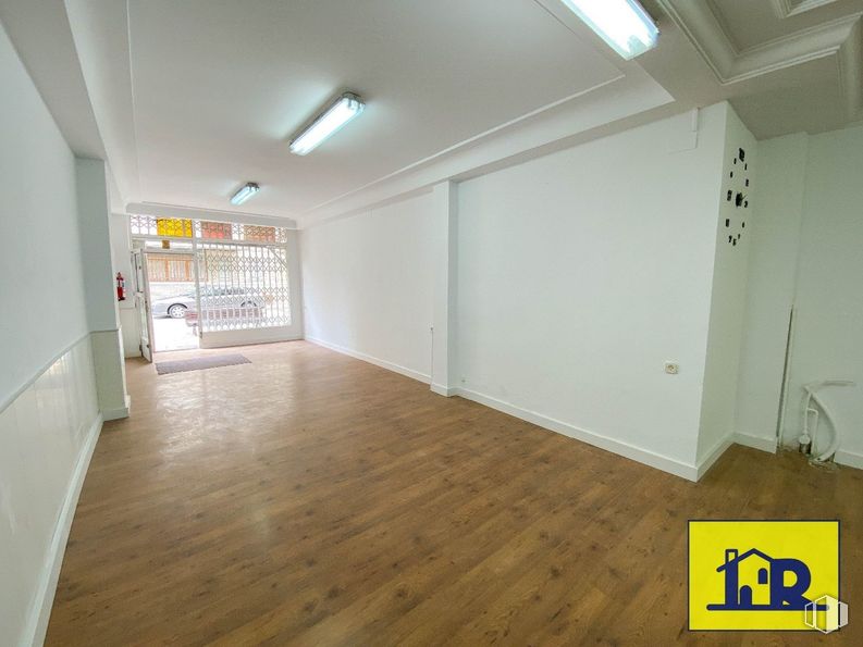 Retail for sale & for rent at Zona Avenida Reyes Católicos, Cuenca, 16003 with lighting, fixture, wood, flooring, interior design, floor, hall, house, hardwood and ceiling around