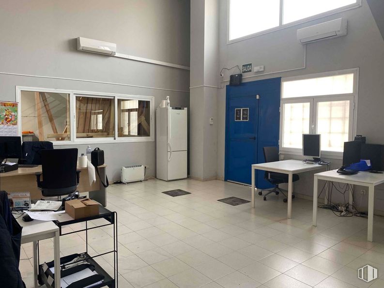 Industrial for rent at Zona La Cantueña, Fuenlabrada, Madrid, 28946 with window, desk, table, chair, computer monitor, furniture, flooring, interior design, floor and lighting around