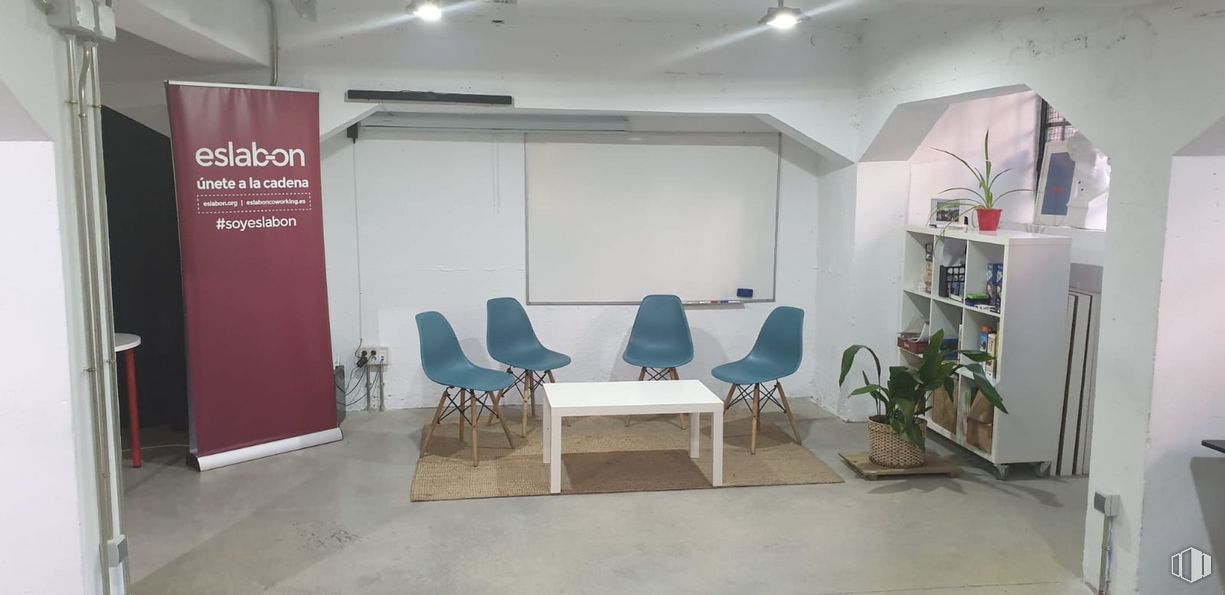 Office for rent at Calle Valle de Oro, 50, Carabanchel, Madrid, 28019 with chair, coffee table, furniture, plant, houseplant, table, interior design, flooring, building, flowerpot and shelf around