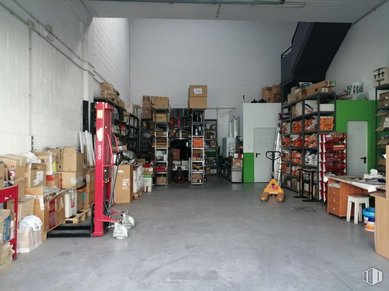 Nave en alquiler y venta en Polígono Industrial Coslada, Coslada, Madrid, 28820 con productos envasados, mesa, madera, estantería, estante, suelos, suelo, venta al por menor, publicación y estantería alrededor