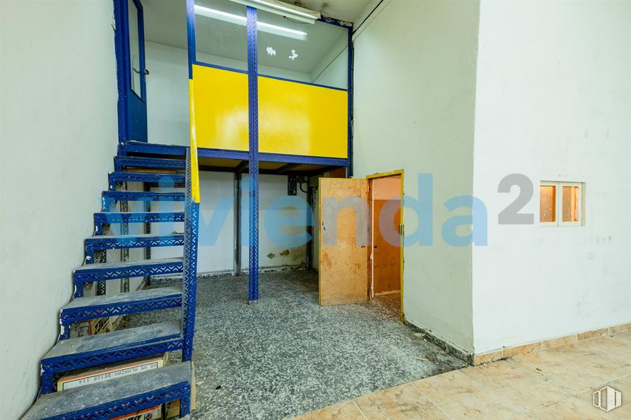 Local en venta en Calle Monseñor Oscar Romero, 68, Carabanchel, Madrid, 28025 con puerta, escaleras, estante, suelo, suelos, estantería, accesorio, madera, techo y azul eléctrico alrededor