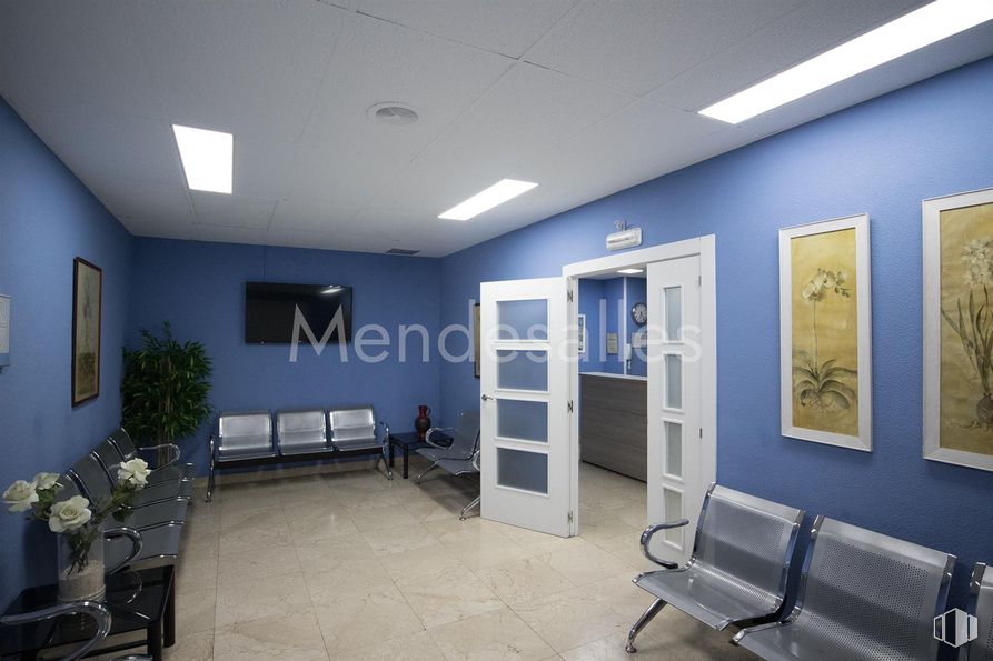 Local en venta en Avenida Constitución, Móstoles, Madrid, 28931 con sofá, puerta, lámpara, planta de interior, mesa de trabajo, persona, marco, interiorismo, suelos y techo alrededor