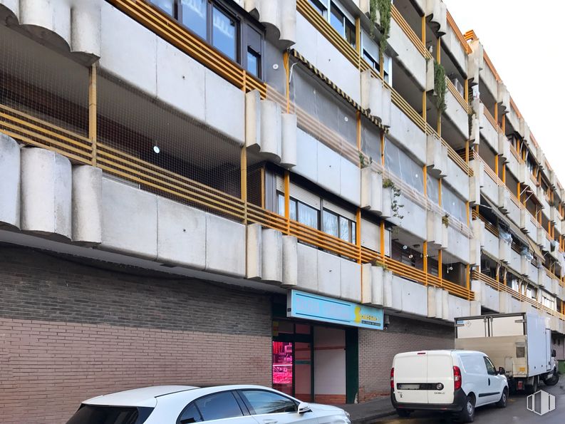 Retail for sale & for rent at Avenida Fuenlabrada, 37, Leganés, Madrid, 28912 with car, van, automotive parking light, land vehicle, building, vehicle, window, tire, wheel and automotive exterior around