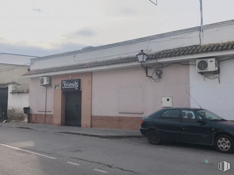 Retail for rent at Calle Arrabal, 4, Fuentidueña de Tajo, Madrid, 28597 with tire, car, door, automotive parking light, wheel, land vehicle, vehicle, property, sky and building around