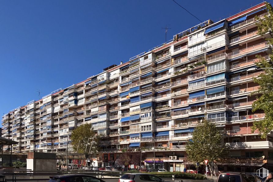 Local en alquiler en Calle Príncipe Don Juan Carlos, 4, Alcorcón, Madrid, 28924 con coche, cielo, edificio, durante el día, árbol, bloque de pisos, diseño urbano, condominio, barrio y zona residencial alrededor