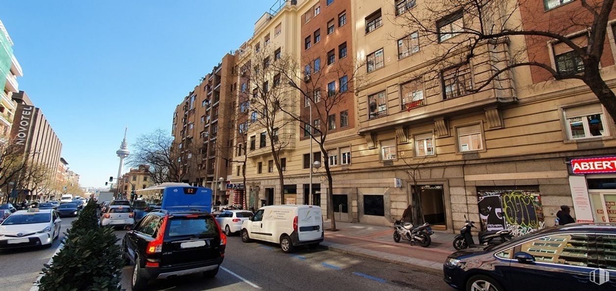 Local en venta en Calle O'Donnell, 44, Retiro, Madrid, 28009 con coche, camioneta, edificio, rueda, neumático, vehículo, ventana, cielo, infraestructura y placa de matrícula del vehículo alrededor