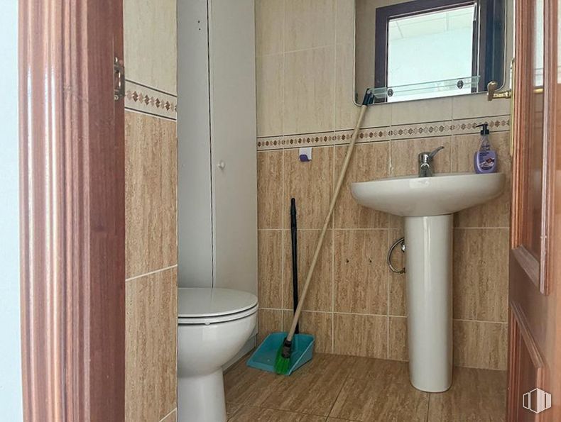 Retail for rent at Calle Nuestra Señora de Sonsoles, Ávila, 05003 with toilet, sink, plumbing fixture, property, tap, bathroom sink, mirror, bathroom, purple and wood around