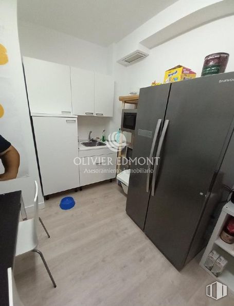 Oficina en alquiler en Zona Príncipe Pío, Moncloa - Aravaca, Madrid, 28008 con refrigerador, suelos, suelo, electrodoméstico, aparato de cocina, cocina, ebanistería, madera dura, tinte para madera y suelos de madera alrededor