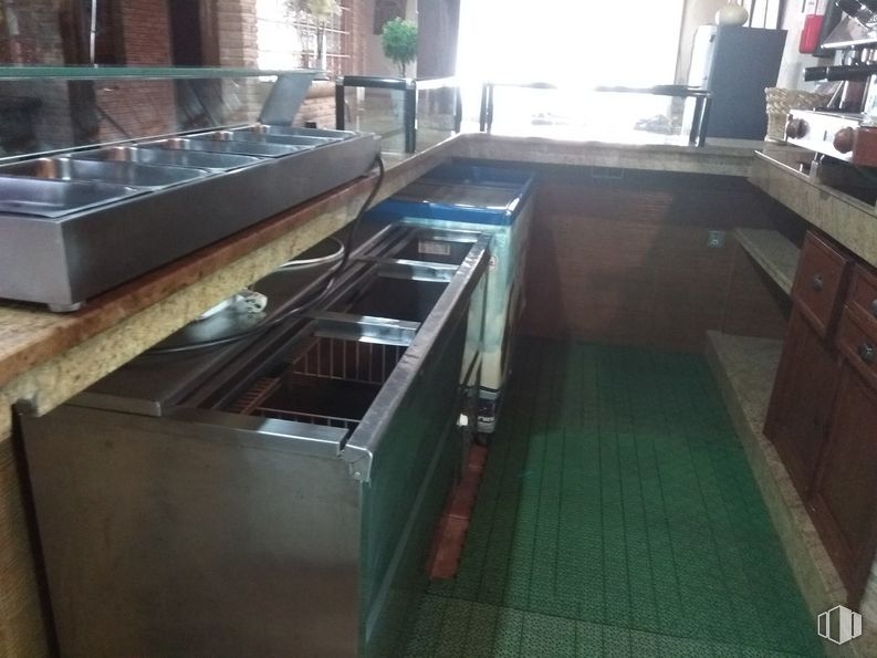 Retail for sale at Centro, Quintanar de la Orden, Toledo, 45800 with cabinetry, countertop, wood, kitchen appliance, flooring, kitchen stove, kitchen, floor, hardwood and window around