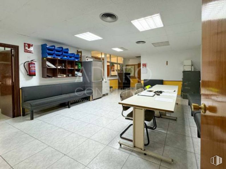 Nave en alquiler y venta en Polígono industrial Urtinsa, Leganés, Madrid, 28917 con escritorio, mesa de trabajo, mesa, interiorismo, suelo, suelos, silla, edificio, puerta y techo alrededor