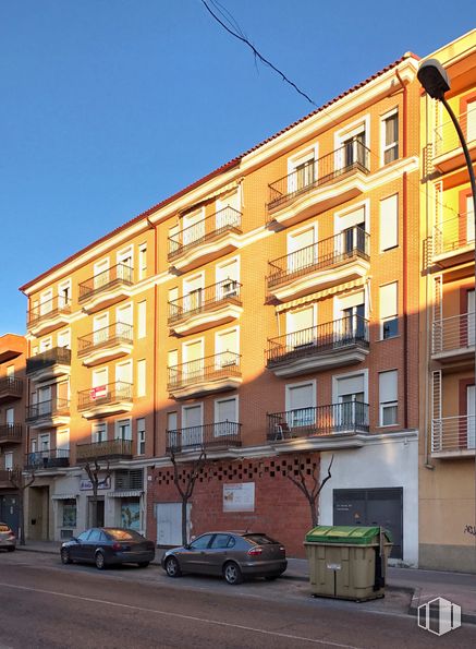 Local en alquiler y venta en Calle Tejar, 24, Torrijos, Toledo, 45500 con coche, edificio, contenedor de basura, cielo, ventana, propiedad, neumático, vehículo, rueda y contención de residuos alrededor