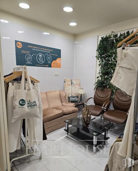 Retail for sale at Calle San Joaquín, Centro, Madrid, 28004 with table, furniture, plant, houseplant, interior design, couch, floor, living room, flooring and comfort around