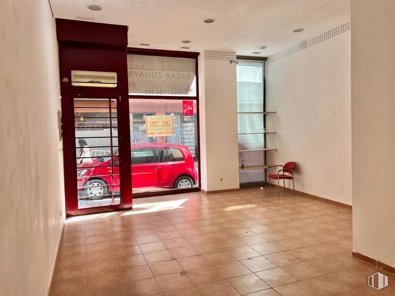 Retail for rent at Calle Fuente, 17, Collado Villalba, Madrid, 28400 with car, chair, tire, land vehicle, wheel, property, vehicle, automotive lighting, automotive design and interior design around