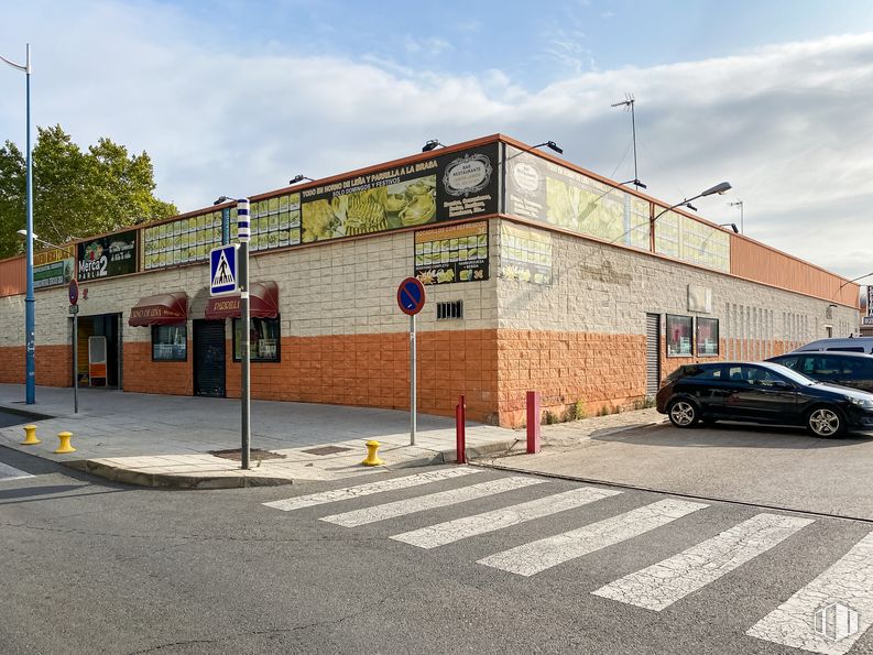 Local en venta en Calle Pablo Casals, 27, Parla, Madrid, 28980 con coche, edificio, nube, cielo, rueda, neumático, vehículo, luz de la calle, vehículo motorizado y superficie de carretera alrededor