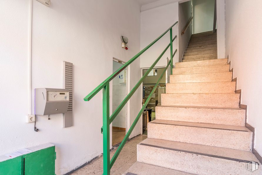 Nave en venta en Calle Soria, San Fernando de Henares, Madrid, 28830 con propiedad, verde, escaleras, accesorio, edificio, madera, pintura, piso, pavimentos y planta alrededor