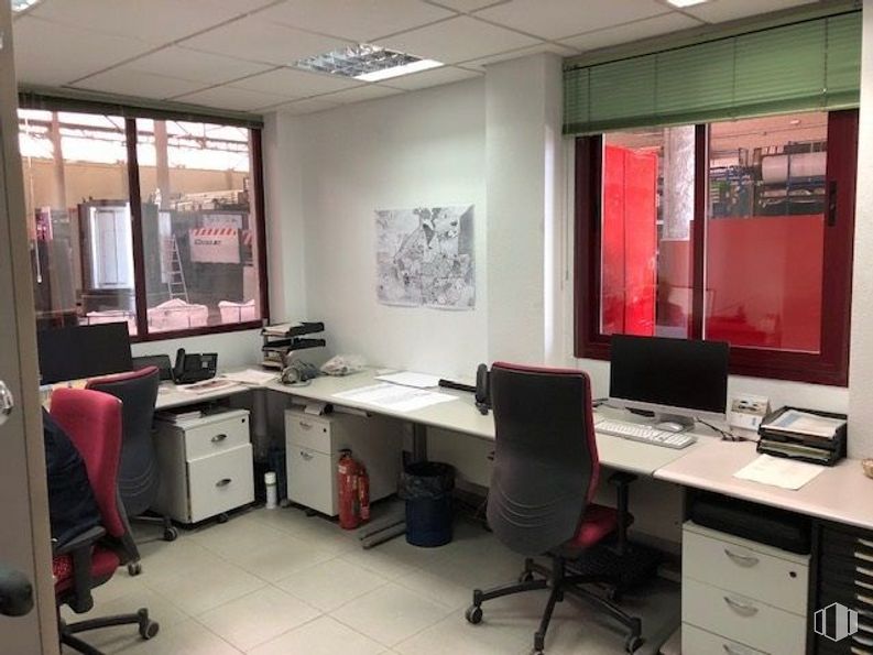 Nave en venta en Zona Industrial San Fernando de Henares, San Fernando de Henares, Madrid, 28830 con silla, archivador, pantalla de ordenador, escritorio, ventana, mesa, mueble, ordenador, silla de oficina y edificio alrededor