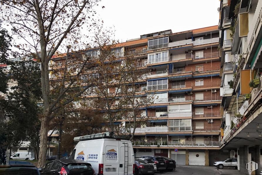 Retail for sale at Avenida de la Onu, Móstoles, Madrid, 28936 with car, building, sky, property, vehicle, tire, infrastructure, wheel, window and tree around