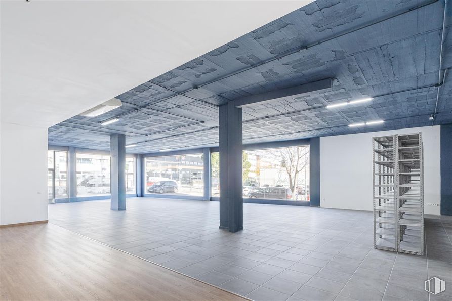 Retail for rent at Avenida Industria, 37, Alcobendas, Madrid, 28108 with window, shade, interior design, wood, hall, flooring, floor, fixture, composite material and tree around