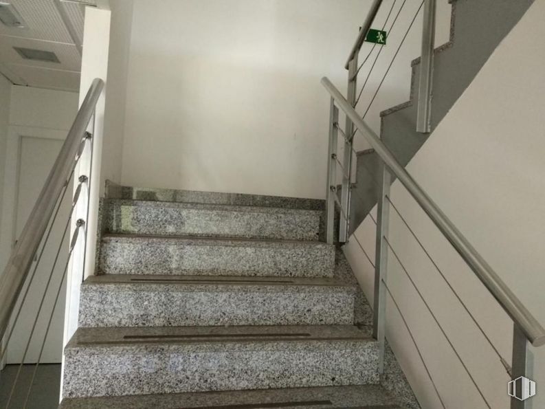 Office for rent at Zona Centro Comercial Tres Aguas, Alcorcón, Madrid, 28922 with stairs, wood, building, flooring, grey, floor, rectangle, house, composite material and fixture around