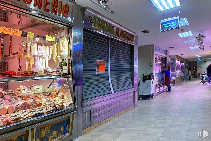 Local en alquiler y venta en Calle de Málaga, 1, Fuenlabrada, Madrid, 28945 con persona, venta minorista, ciudad, comercio, fachada, evento, cliente, calle, uso mixto y delicadeza alrededor