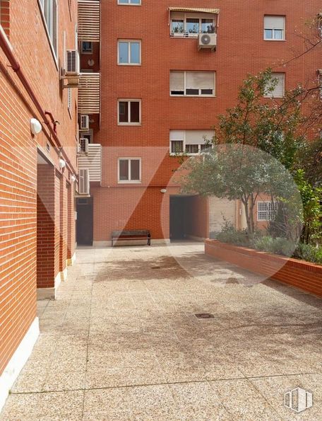 Local en venta en Calle Emiliano Barral, Ciudad Lineal, Madrid, 28043 con ventana, edificio, planta, superficie de la carretera, diseño urbano, ladrillo, albañilería, condominio, accesorio y árbol alrededor