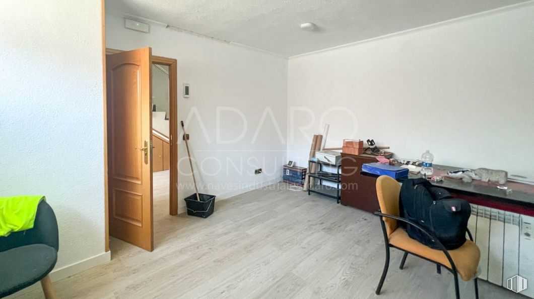 Nave en venta en Calle Agua, Pinto, Madrid, 28320 con silla, armario, equipaje y bolsos, propiedad, madera, interiorismo, edificio, suelos, suelo y pared alrededor