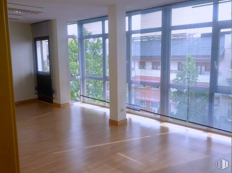 Office for rent at Calle Gran Vía, 28, Majadahonda, Madrid, 28220 with flooring, wood, floor, interior design, apartment, wood flooring, glass, door, hardwood and ceiling around