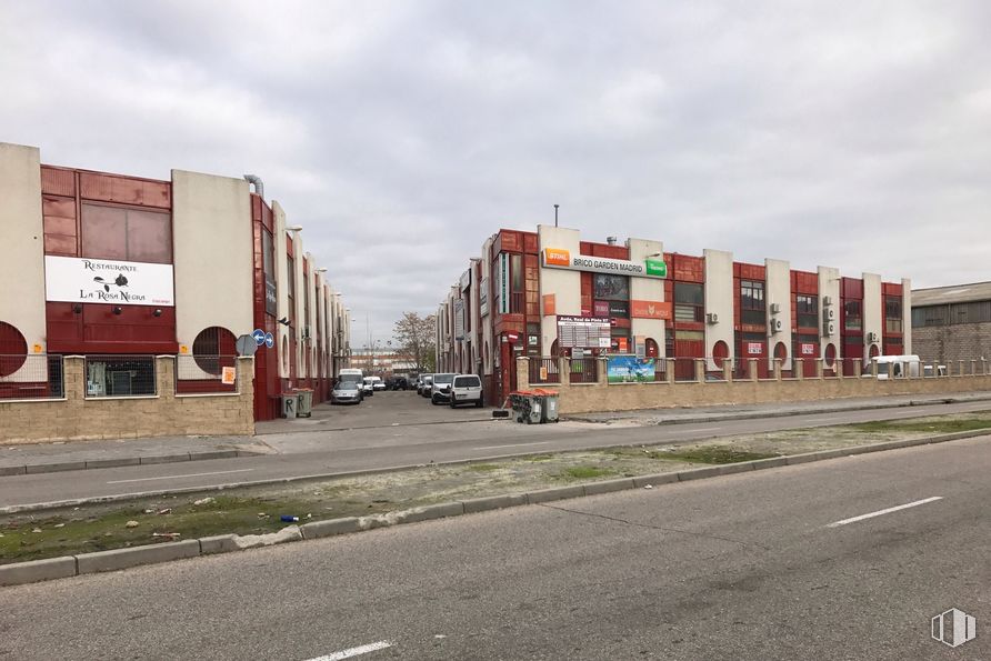 Industrial for rent at Polígono Industrial Villaverde, Villaverde, Madrid, 28021 with building, sky, cloud, window, road surface, asphalt, mode of transport, urban design, gas and vehicle around