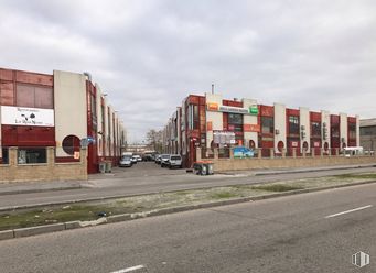 Nave en alquiler en Zona Villaverde, Villaverde, Madrid, 28021 con edificio, cielo, nube, ventana, superficie de carretera, asfalto, modo de transporte, diseño urbano, gas y vehículo alrededor