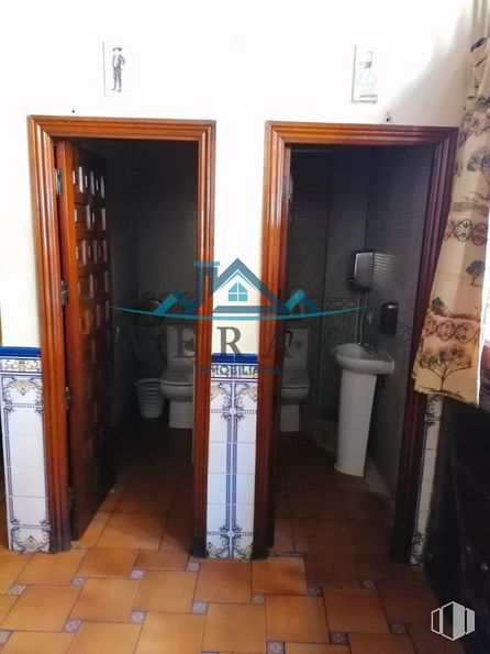 Retail for sale at Calle Joaquina Santander, Talavera de la Reina, Toledo, 45600 with sink, fixture, door, wood, building, flooring, floor, gas, tile flooring and hardwood around