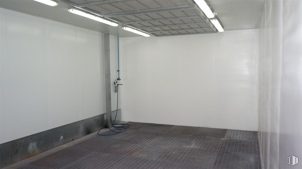 Industrial for rent at Carretera Toledo, Getafe, Madrid, 28905 with light fixture, lighting, flooring, floor, ceiling, metal, silver, transparency, aluminium and steel around