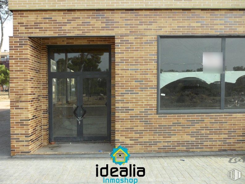 Local en alquiler en Zona Agfa, Aranjuez, Madrid, 28300 con ventana, puerta, accesorio, albañilería, ladrillo, sombra, material de construcción, fachada, inmobiliario y gas alrededor